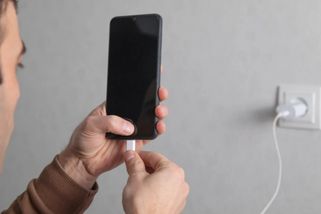 Prvně do mobilu, či do zásuvky? Nabíječku zapojujete špatně